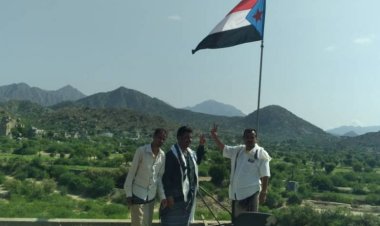 الانتقالي بطورالباحة يواصل حملة تجديد العلم الجنوبي فوق المدارس والمرافق العامة.