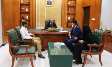 محافظ حضرموت يطلع على تقرير حول نتائج برنامج “شراكات” لتأهيل الكادر الشبابي بالمكاتب الحكومية.