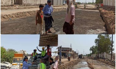 مدير عام زنجبار الداحوري يطلع على مستوى الانجاز في مشروع إعادة تاهيل ورصف شارع الزراعة بالمدينة.