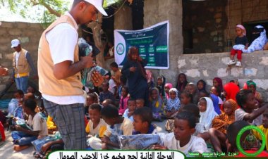 مؤسسة الهجرة توزع الملابس للاجئين الصوماليين بمخيم خرز – محافظة لحج.