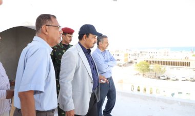 المحافظ بن ماضي يتفقد التجهيزات لإعادة تأهيل مبنيي إذاعة المكلا ومكتب المالية بديوان المحافظة.