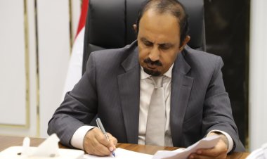 المحافظ بن ماضي يبحث جوانب تعزيز صوت إذاعة المكلا واتساع رقعة بثها وتفعيل دورها في مساندة جهود تعزيز الأمن والتنمية.