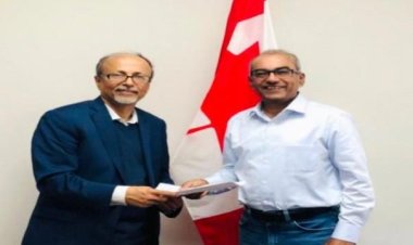 عضو فريق الحوار يبحث مع برلماني كندي تجربة الحوار الوطني الجنوبي