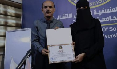 رئيس منسقية انتقالي جامعة حضرموت يكرم مديرة إدارة المرأة بمنسقية طلاب الهندسة والبترول