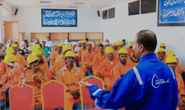 تسليم أدوات سلامة مهنية وتنفيذ دورة تدريبية لمنتسبي صندوق النظافة بمديرية تريم