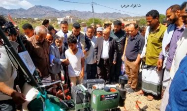 مأمور مديرية الحصين بالضالع يدشين توزيع “50” حراثة يدوية و53 بيت محمي لمزارعين المديرية.