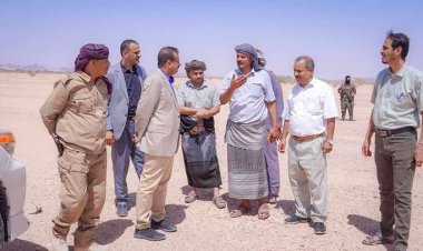 محافظ شبوة يتفقد مشروعي شق وسفلتة المدخل الغربي وطريق مرة