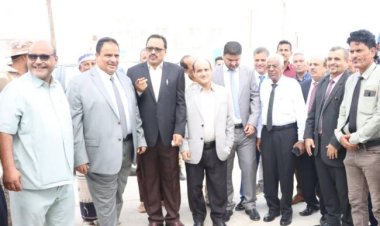 الجريري يفتتح محطة دار سعد النفطية الحكومية بعد إغلاق دام 15 عاماً