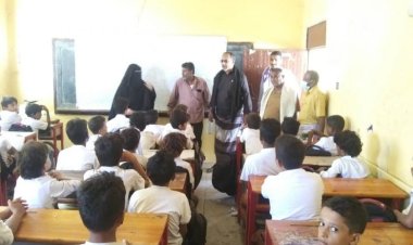 رئيس انتقالي زنجبار يزور مدرسة سواحل.