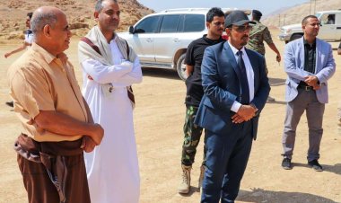 المحافظ بن ماضي يتفقد أعمال الشق والتمهيد في عدد من مسارات الطرق الجديدة بمدينة المكلا