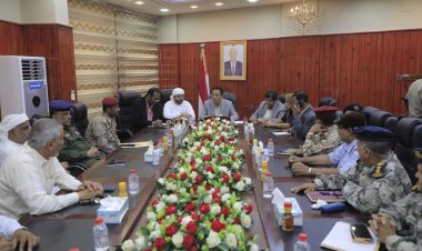 محافظ المهرة ووزير الأشغال يترأسان اجتماع للجنة الطوارئ تحسباً لإعصار تيج