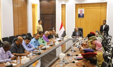 محافظ حضرموت يرأس اجتماعًا للجنة الطوارئ واللجنة الأمنية لإقرار التدابير والاحترازات تحسبًا للإعصار المداري "تيج"