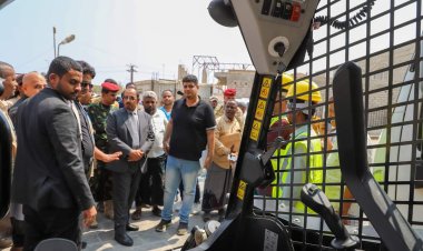 دعم أشغال ساحل حضرموت بمعدات إزالة مخلفات أمطار