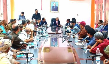 اجتماع في لحج يستعرض تقرير لجنة متابعة وتقييم الإيرادات المالية بمديريات يافع