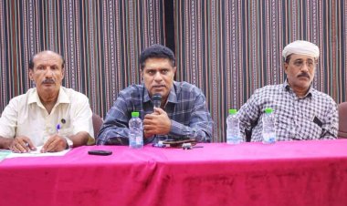 المحمدي يرأس اجتماعا للجان المحلية بمراكز المكلا للاطلاع على استعدادتها لمجابهة تأثيرات العاصفة المدارية