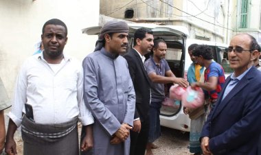 فرق لجنة إدارة المخاطر الميدانية في المهرة تواصل تقديم الوجبات الجاهزة للأسر النازحة لليوم الثاني على التوالي