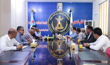 الكثيري يبحث مع الدكتور الحجّار سُبل جذب الاستثمار الأجنبي إلى العاصمة عدن