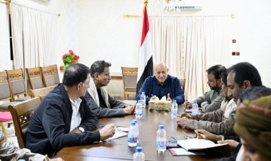 رئيس مجلس القيادة الرئاسي يجتمع بلجنة الطوارىء لمواجهة اثار الاعصار المداري