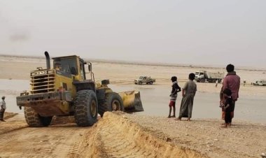 عد فتح طريق الغيضة حصوين لسيارات الدفع الرباعي ..محافظ المهرة بن ياسر يوجه بتحريك سيارات الإسعاف والاطقم الطبية لإجلاء ونقل المصابين إلى الغيضة