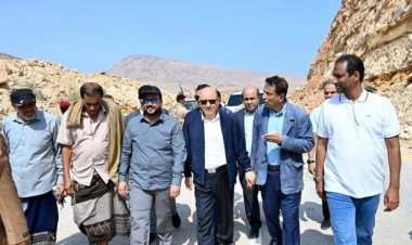 رئيس مجلس القيادة الرئاسي يتفقد المناطق المتضررة من الاعصار المداري