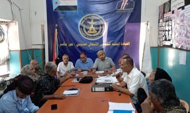 انتقالي خورمكسر يستعرض أعمال وأنشطة الأقسام التنفيذية بالمديرية.