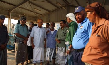 رئيس انتقالي حضرموت يطلع على آثار الكارثة المدارية في الديس الشرقية