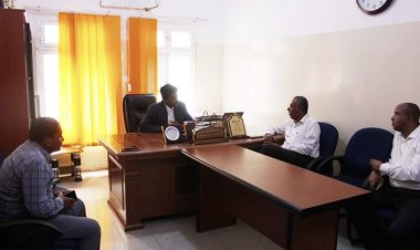 المدير العام لمديرية مدينة المكلا يزور مكتبي التربية والتعليم والضرائب بالمديرية.