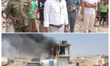 مدير عام الشحر يطلع على الاضرار التي خلفها الحريق بمصنع للثلج ويوجه الجهات المعنية سرعة التحقيق في الحادث الذي أدى إلى وفاة أحد عمال المصنع وإصابة آخرين.