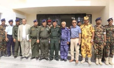 استكمال دور الاستلام والتسليم بين المدير الخلف والسلف لكلية الشرطة بحضرموت