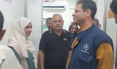 مدير الصحة بعدن يدشن العيادة الطبية المتنقلة المجانية لتقديم خدمات الرعاية الصحية الأولية للنساء والأطفال