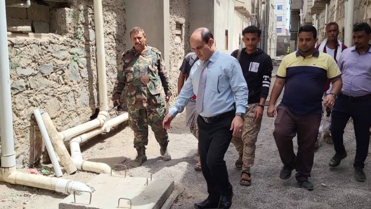 مأمور دار سعد يتفقد نسبة الإنجاز في مشروع إعادة تأهيل عدد من الممرات الخلفية في حي الوحش بالمنطقة الغربية