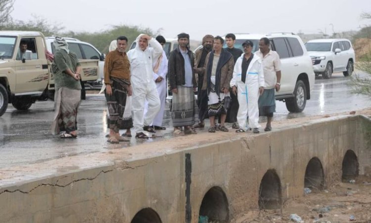 محافظ المهرة يتفقد عدد من أحياء ومناطق مدينة الغيضة مع بدء تأثيرات إعصار” تيج”