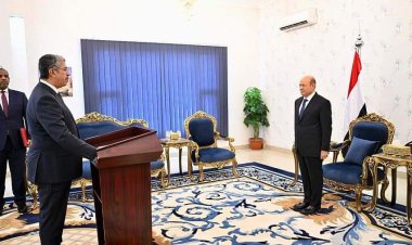 سفير اليمن لدى جمهورية مصر العربية يؤدي اليمين الدستورية امام رئيس مجلس القيادة الرئاسي