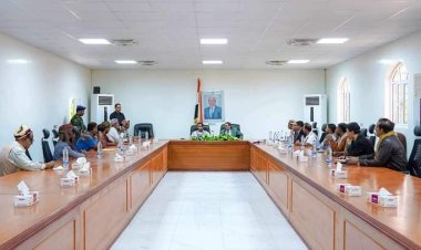 محافظ شبوة يلتقي قيادة السلطة المحلية عرماء وعدد من الشخصيات الاجتماعية بالمديرية.