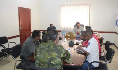 المدير العام لمديرية مدينة المكلا يلتقي مدير إدارة حماية الأسرة والأحداث والشرطة النسائية بساحل حضرموت.