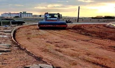 شبوة.. تواصل أعمال صيانة وتأهيل عدد من شوارع مدينة عتق