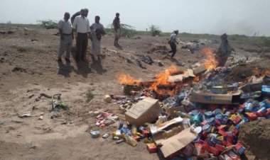 إتلاف كميات من الأغذية منتهية الصلاحية والمخالفة للمواصفات في المخا