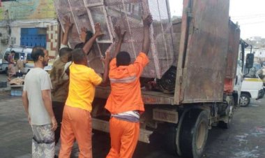 عدن.. حملة لإزالة المخالفات العشوائية من شوارع مديرية التواهي