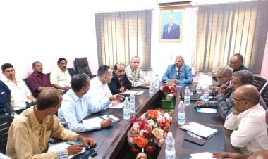 محافظ لحج يناقش مع مفوضية اللاجئين آلية تطوير مشاريع الخدمات التنموية والإنسانية في مخيم خَرِز