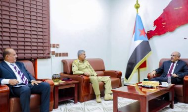 رئيس الجمعية الوطنية يطّلع على أوضاع الوحدات العسكرية بمحافظة أبين