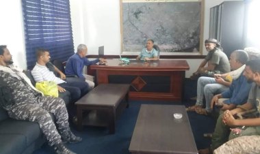 العاصمة عدن.. رئيس تنفيذية انتقالي الشيخ عثمان يناقش مع مدير قسم الشرطة الوضع الأمني في المديرية