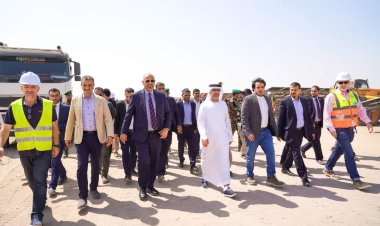 الرئيس الزُبيدي يطّلع بمعية السفير الإماراتي على مستوى الإنجاز بمحطة الطاقة الشمسية بالعاصمة عدن