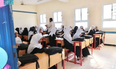 سلمان للإغاثة يوزع الأثاث والتجهيزات المكتبية والحقائب المدرسية في ثلاث مدارس بسقطرى