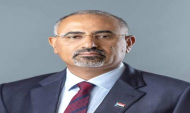 الرئيس الزُبيدي يُعزَّي في وفاة رئيس تنفيذية انتقالي عسيلان المناضل مبارك الحارثي