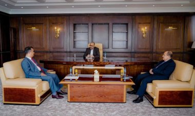 الرئيس الزُبيدي يلتقي السفير الليبي لدى بلادنا