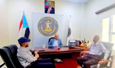 القائم بمهام رئيس تنفيذية انتقالي العاصمة عدن يلتقي مدير عام مديرية صيرة