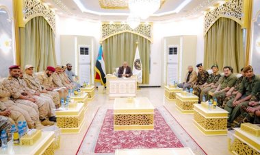 الرئيس الزُبيدي يرأس اجتماعا موسعا للقادة العسكريين والأمنيين.