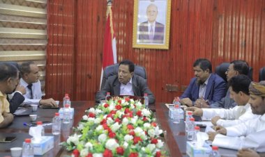 محافظ المهرة يلتقي لجنة وزارة المياه المكلفة بتقييم وحصر أضرار إعصار تيج