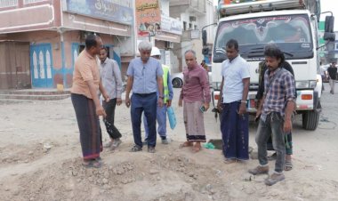 السلطة المحلية بالشحر تتفقد الأعمال الجارية في مشاريع الصرف الصحي