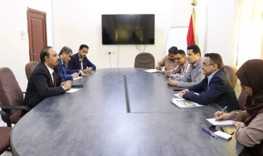 المحافظ بن ماضي يبحث مع رئيس الوحدة التنفيذية لإدارة مخيمات النازحين أوضاع النازحين بحضرموت